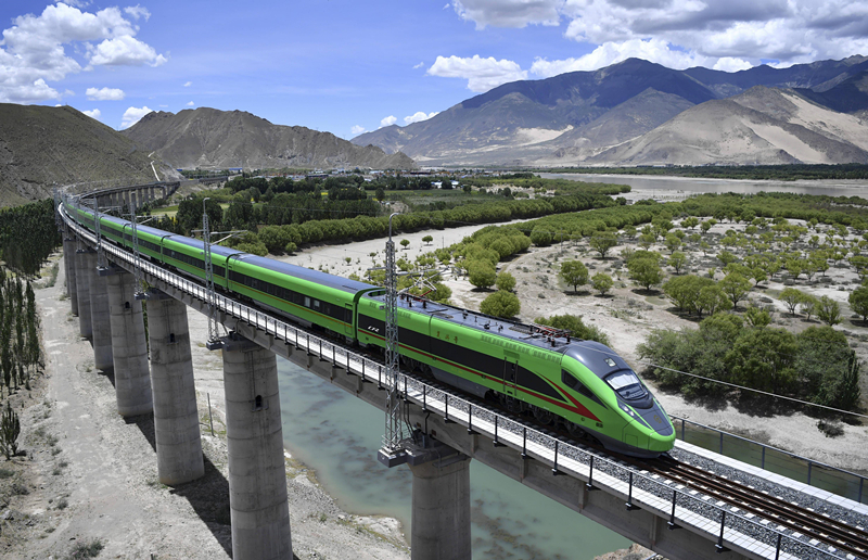 2022年6月22日，復(fù)興號(hào)列車行駛在西藏山南境內(nèi)。