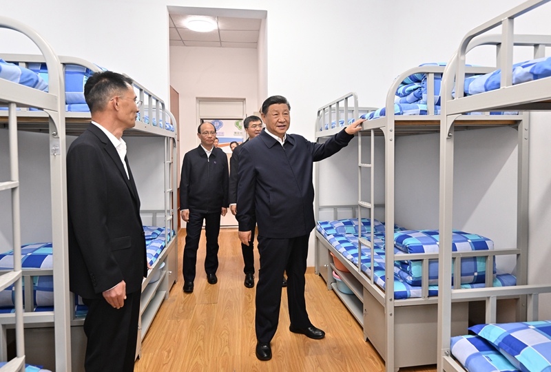 2024年6月18日下午，習(xí)近平總書記在青海果洛西寧民族中學(xué)宿舍樓察看學(xué)生住宿條件。