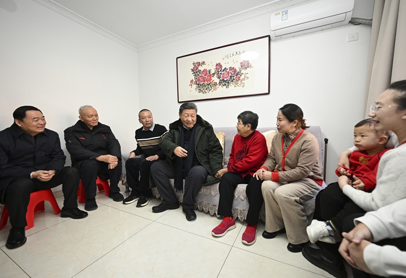 2025年1月23日上午，習(xí)近平總書記在遼寧沈陽大東區(qū)長安街道長安小區(qū)考察時(shí)，走進(jìn)居民郎素蘭家中看望。
