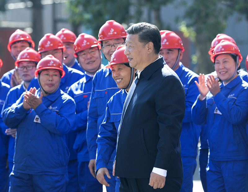 2018年9月26日，在中國一重集團，習近平總書記走到工人中間，同大家親切交流。
