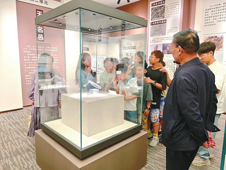 4月24日，學(xué)生與游客相聚于夏縣夏都體育中心文物展廳，共同參與“閱讀+博物館”主題活動，沉浸式感受文化交融的獨特魅力。周明飛攝